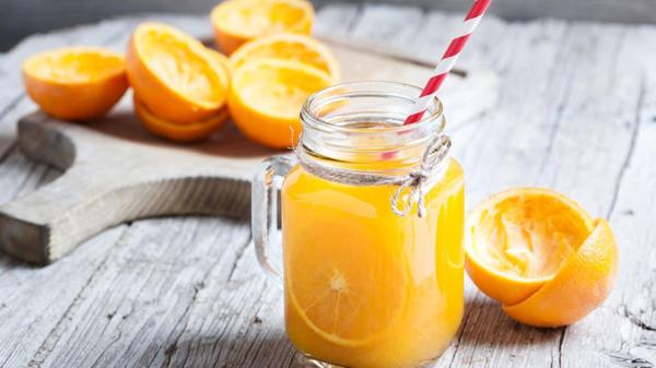- Täglich ein Glas Orangensaft