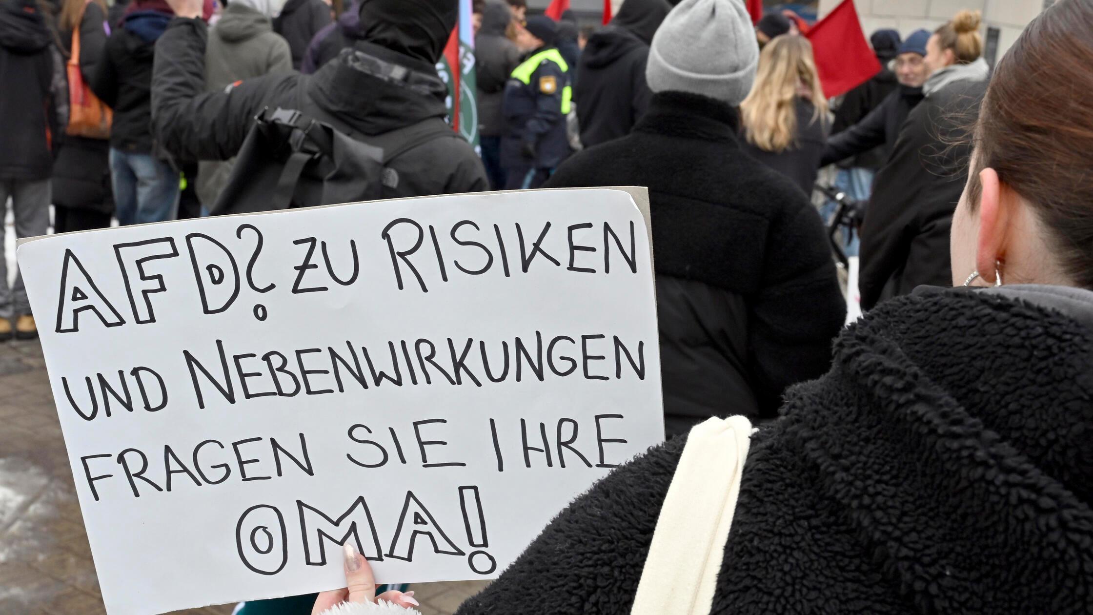 Gegen-AfD-und-umstrittenen-Polizisten-Ostermann-So-war-das-Protest-Wochenende-in-Erlangen