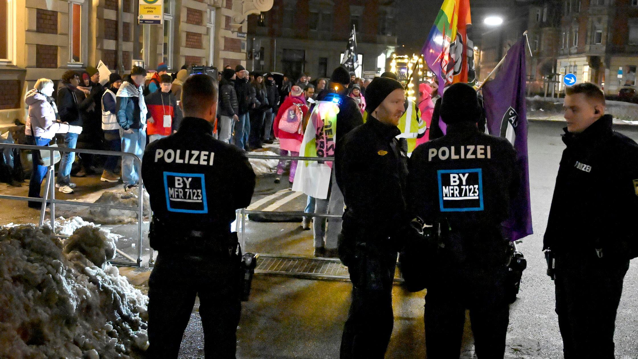 Gegen-die-AfD-und-den-umstrittenen-Polizisten-Ostermann-Appell-an-die-Erlanger-Sparkasse