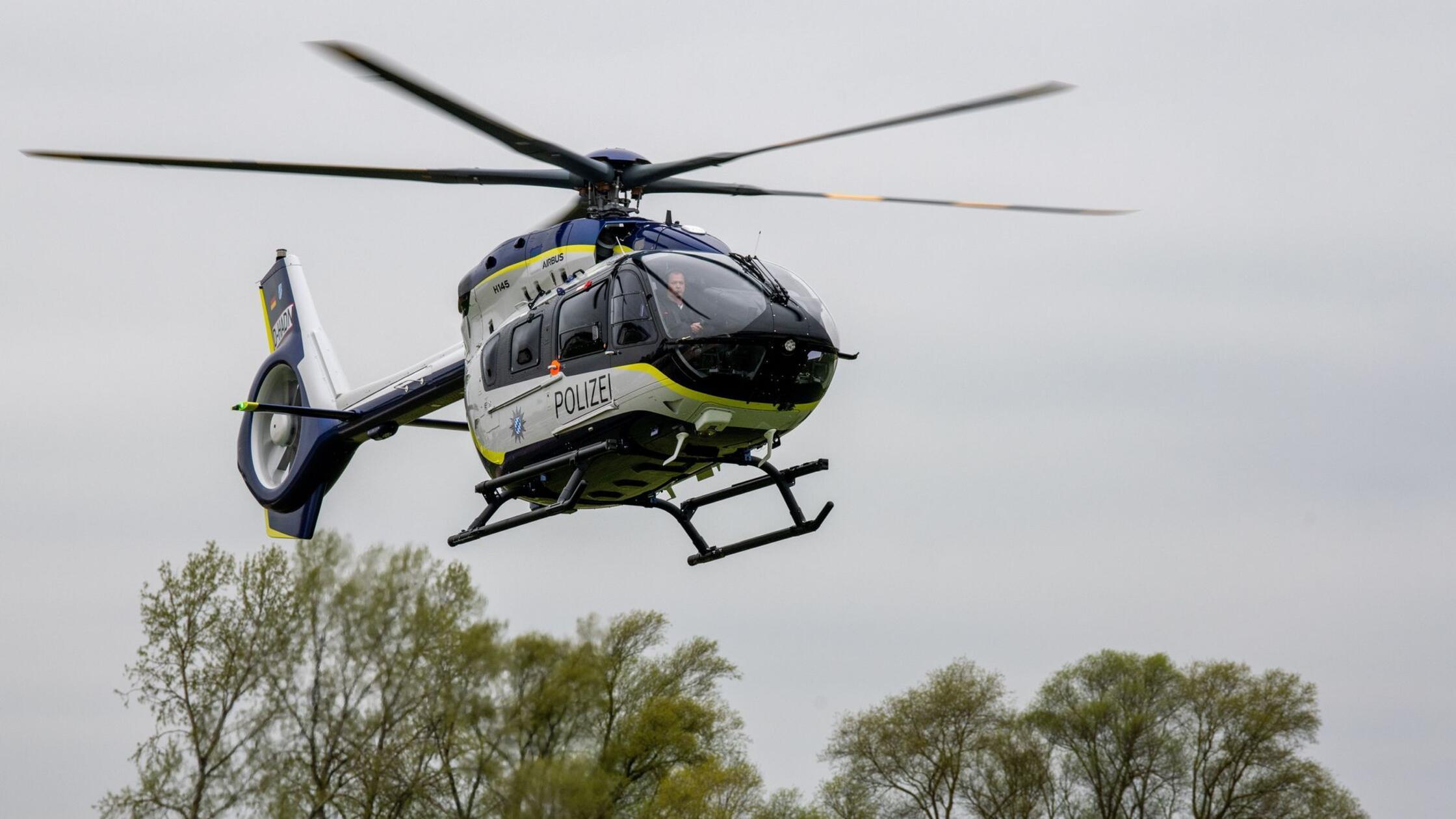 Ein Hubschrauber vom Typ Airbus H145 in den Farben