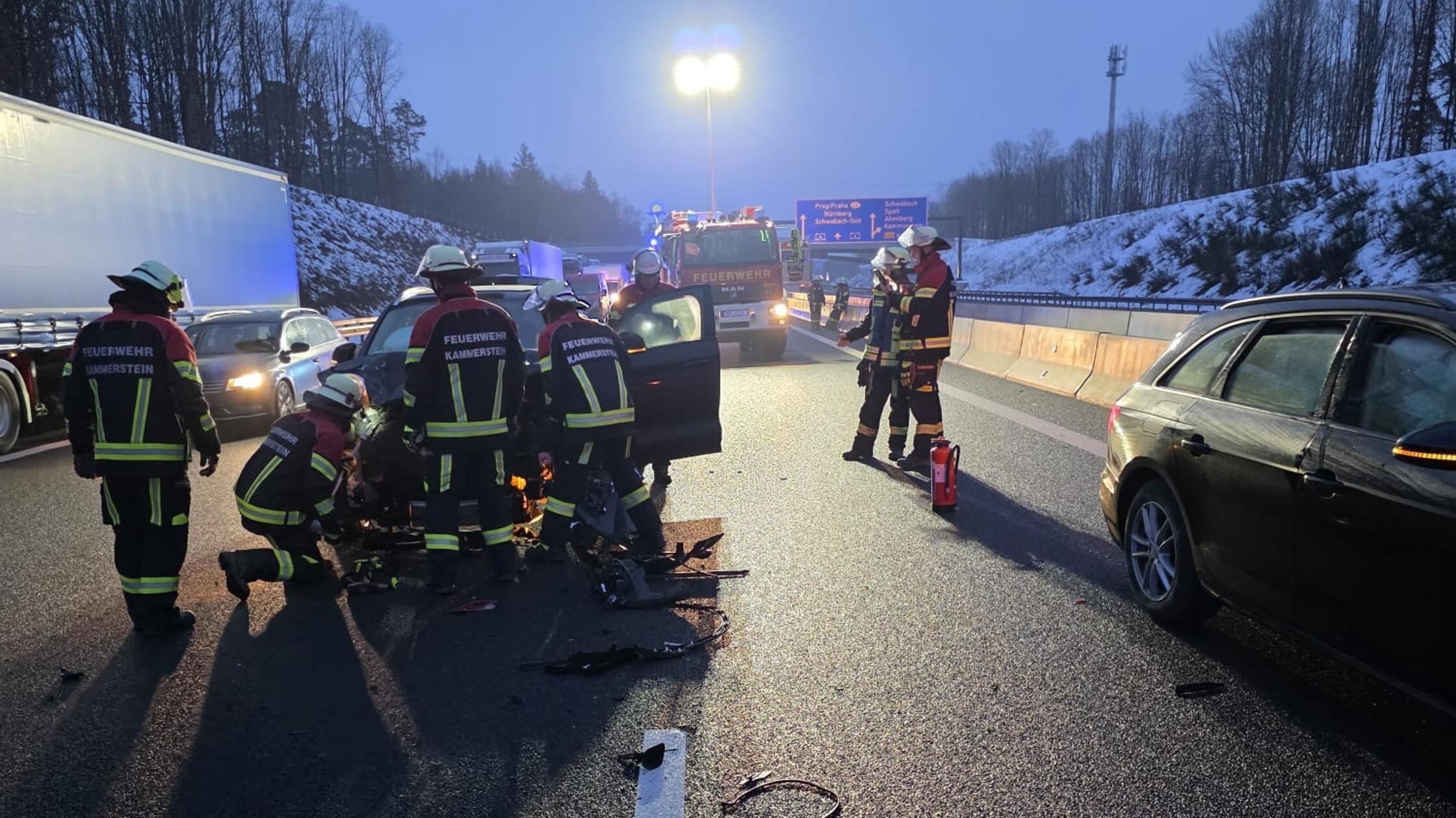 Zwei-Verletzte-und-viel-Schrott-Tr-mmerfeld-auf-der-A6-bei-Kammerstein
