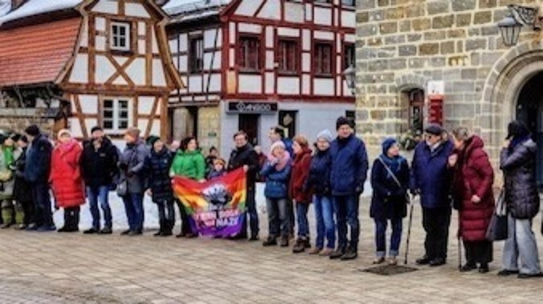 Menschenkette-setzt-Zeichen-Altdorfer-wollen-ihr-Rathaus-gegen-Rechtsextremismus-sch-tzen