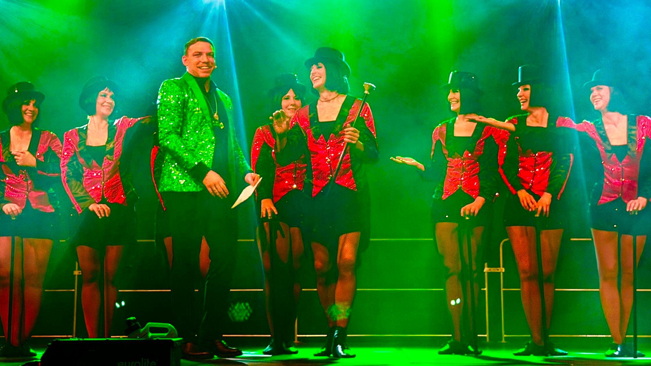 Fasching-in-Diepersdorf-Ein-buntes-Spektakel-und-ein-B-rgermeister-in-Netzstrumpfhosen