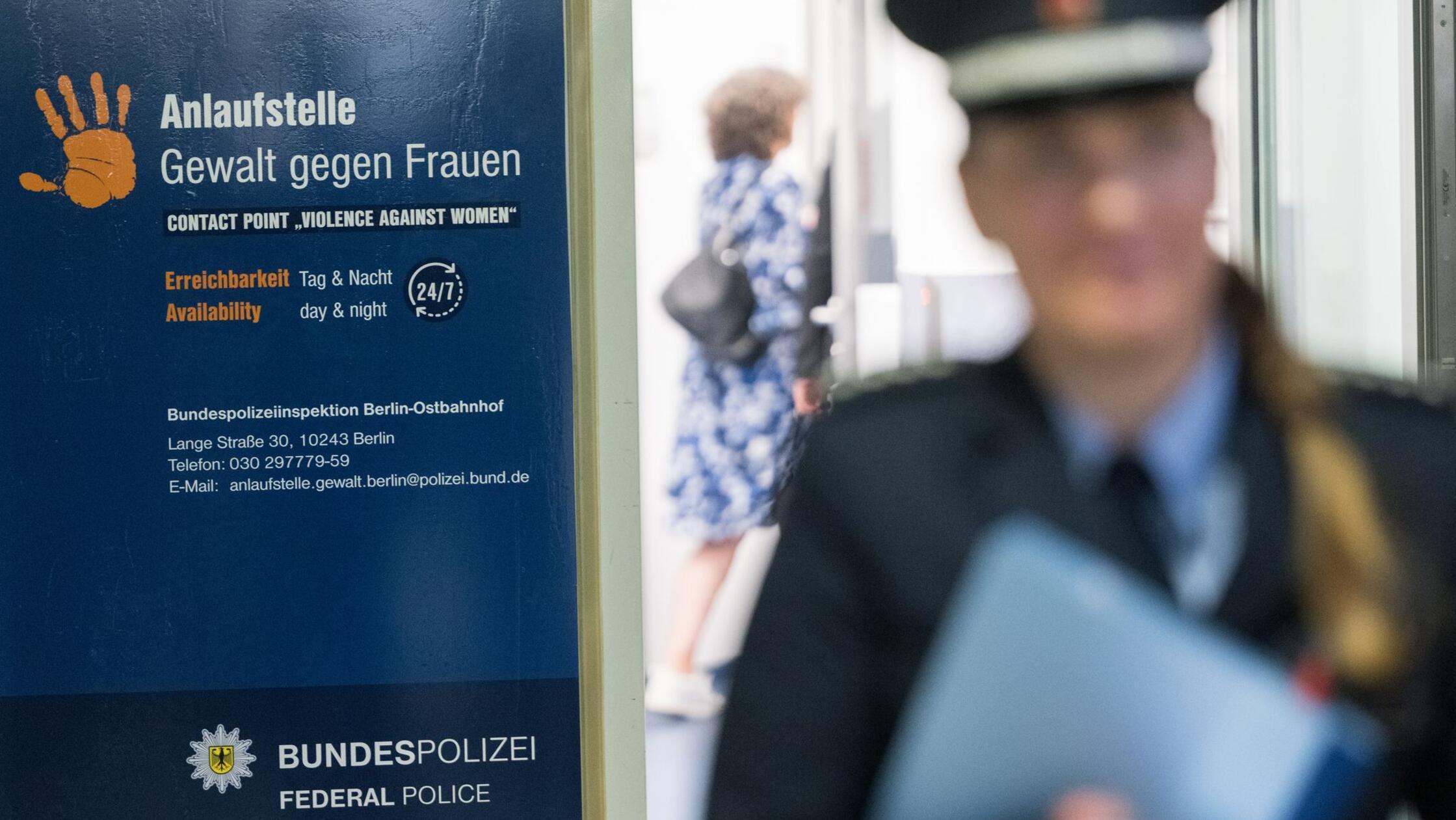 Bundespolizistinnen-beraten-Gewaltopfer-Arzt-oder-Anzeige-