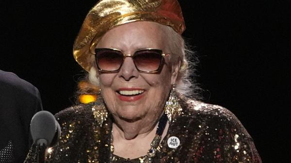 Joni Mitchell nimmt den Preis für das beste histor