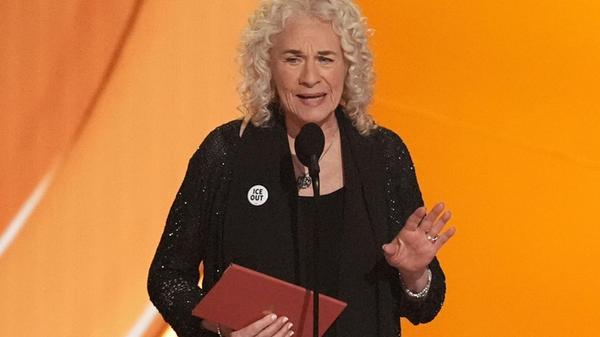 RECROP - Carole King präsentiert den Preis für den