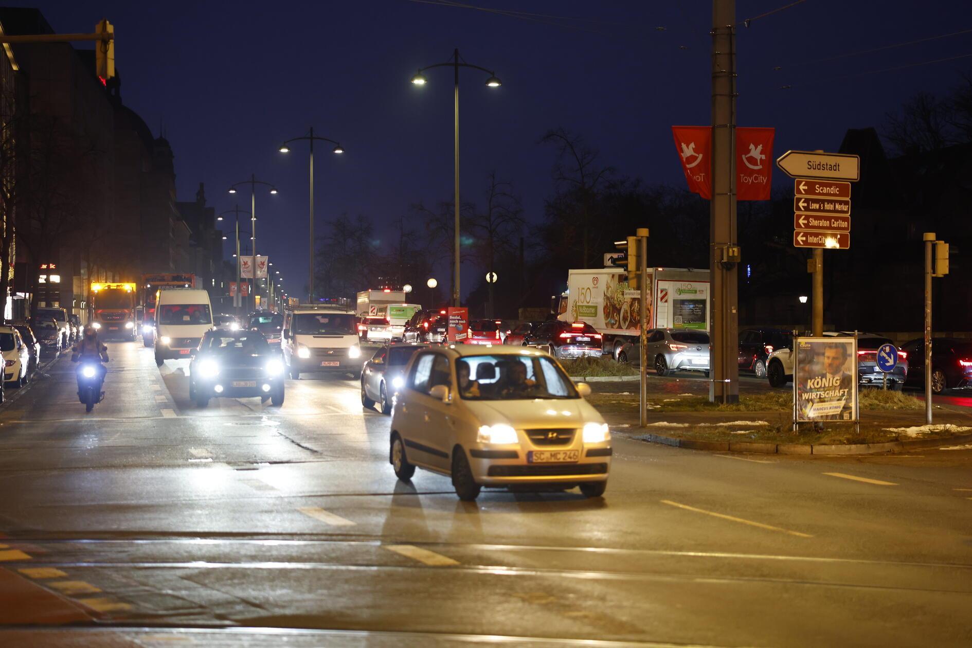 ... warnte der Deutsche Wetterdienst dann auch noch vor Glätte. Weil zahlreiche Menschen aufgrund des Streiks nun auf einen eigenen fahrbaren Untersatz ausweichen mussten, war diese Kombination eher ungünstig. Immerhin...