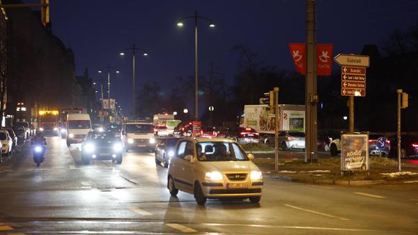 ... warnte der Deutsche Wetterdienst dann auch noch vor Glätte. Weil zahlreiche Menschen aufgrund des Streiks nun auf einen eigenen fahrbaren Untersatz ausweichen mussten, war diese Kombination eher ungünstig. Immerhin...