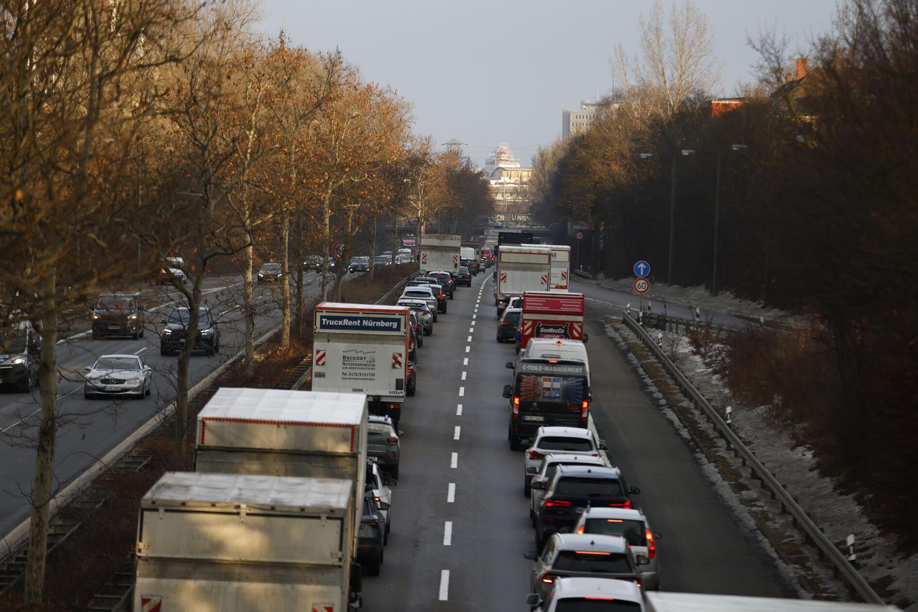 Bundesweit kommt es zu erheblichen Einschränkungen im ÖPNV. Grund dafür ist ein Warnstreik der Gewerkschaft Verdi. Ganztägig sollen die Angestellten ihre Arbeit niederlegen. Wie in vielen anderen Städten rollen auch in Nürnberg am Montagmorgen (02.02.2026) kaum Busse vom Betriebshof der VAG. U-Bahnen stehen still, der Straßenbahnverkehr ist eingestellt und Busse fahren nur im Notbetrieb. Die VAG hat bereits frühzeitig informiert, dass Busse jeweils zur vollen Stunde auf den Nightliner-Linien vom Hauptbahnhof starten. Immerhin ist der Zugverkehr vom Streik nicht betroffen. Ein großen Andrang dürfte somit in den S-Bahnen, wie auch auf den Straßen zu erwarten sein.
