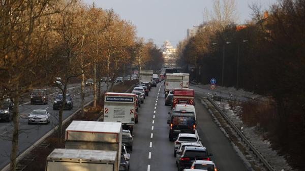 Bundesweit kommt es zu erheblichen Einschränkungen im ÖPNV. Grund dafür ist ein Warnstreik der Gewerkschaft Verdi. Ganztägig sollen die Angestellten ihre Arbeit niederlegen. Wie in vielen anderen Städten rollen auch in Nürnberg am Montagmorgen (02.02.2026) kaum Busse vom Betriebshof der VAG. U-Bahnen stehen still, der Straßenbahnverkehr ist eingestellt und Busse fahren nur im Notbetrieb. Die VAG hat bereits frühzeitig informiert, dass Busse jeweils zur vollen Stunde auf den Nightliner-Linien vom Hauptbahnhof starten. Immerhin ist der Zugverkehr vom Streik nicht betroffen. Ein großen Andrang dürfte somit in den S-Bahnen, wie auch auf den Straßen zu erwarten sein.