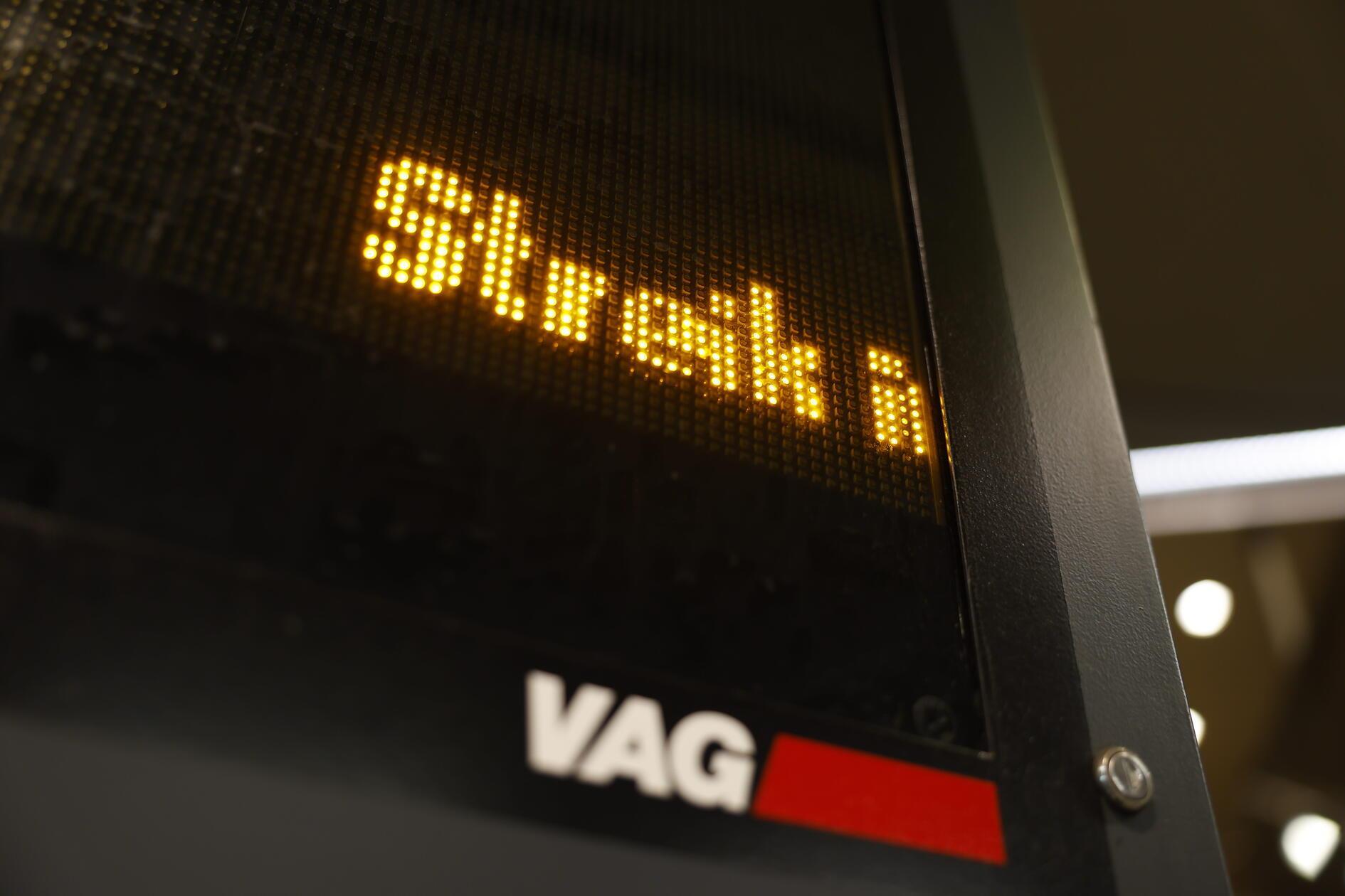 Bundesweit kommt es zu erheblichen Einschränkungen im ÖPNV. Grund dafür ist ein Warnstreik der Gewerkschaft Verdi. Ganztägig sollen die Angestellten ihre Arbeit niederlegen. Wie in vielen anderen Städten rollen auch in Nürnberg am Montagmorgen (02.02.2026) kaum Busse vom Betriebshof der VAG. U-Bahnen stehen still, der Straßenbahnverkehr ist eingestellt und Busse fahren nur im Notbetrieb. Die VAG hat bereits frühzeitig informiert, dass Busse jeweils zur vollen Stunde auf den Nightliner-Linien vom Hauptbahnhof starten. Immerhin ist der Zugverkehr vom Streik nicht betroffen. Ein großen Andrang dürfte somit in den S-Bahnen, wie auch auf den Straßen zu erwarten sein.