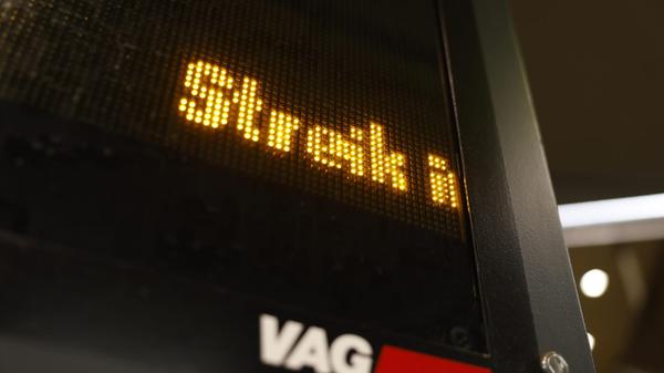 Bundesweit kommt es zu erheblichen Einschränkungen im ÖPNV. Grund dafür ist ein Warnstreik der Gewerkschaft Verdi. Ganztägig sollen die Angestellten ihre Arbeit niederlegen. Wie in vielen anderen Städten rollen auch in Nürnberg am Montagmorgen (02.02.2026) kaum Busse vom Betriebshof der VAG. U-Bahnen stehen still, der Straßenbahnverkehr ist eingestellt und Busse fahren nur im Notbetrieb. Die VAG hat bereits frühzeitig informiert, dass Busse jeweils zur vollen Stunde auf den Nightliner-Linien vom Hauptbahnhof starten. Immerhin ist der Zugverkehr vom Streik nicht betroffen. Ein großen Andrang dürfte somit in den S-Bahnen, wie auch auf den Straßen zu erwarten sein.