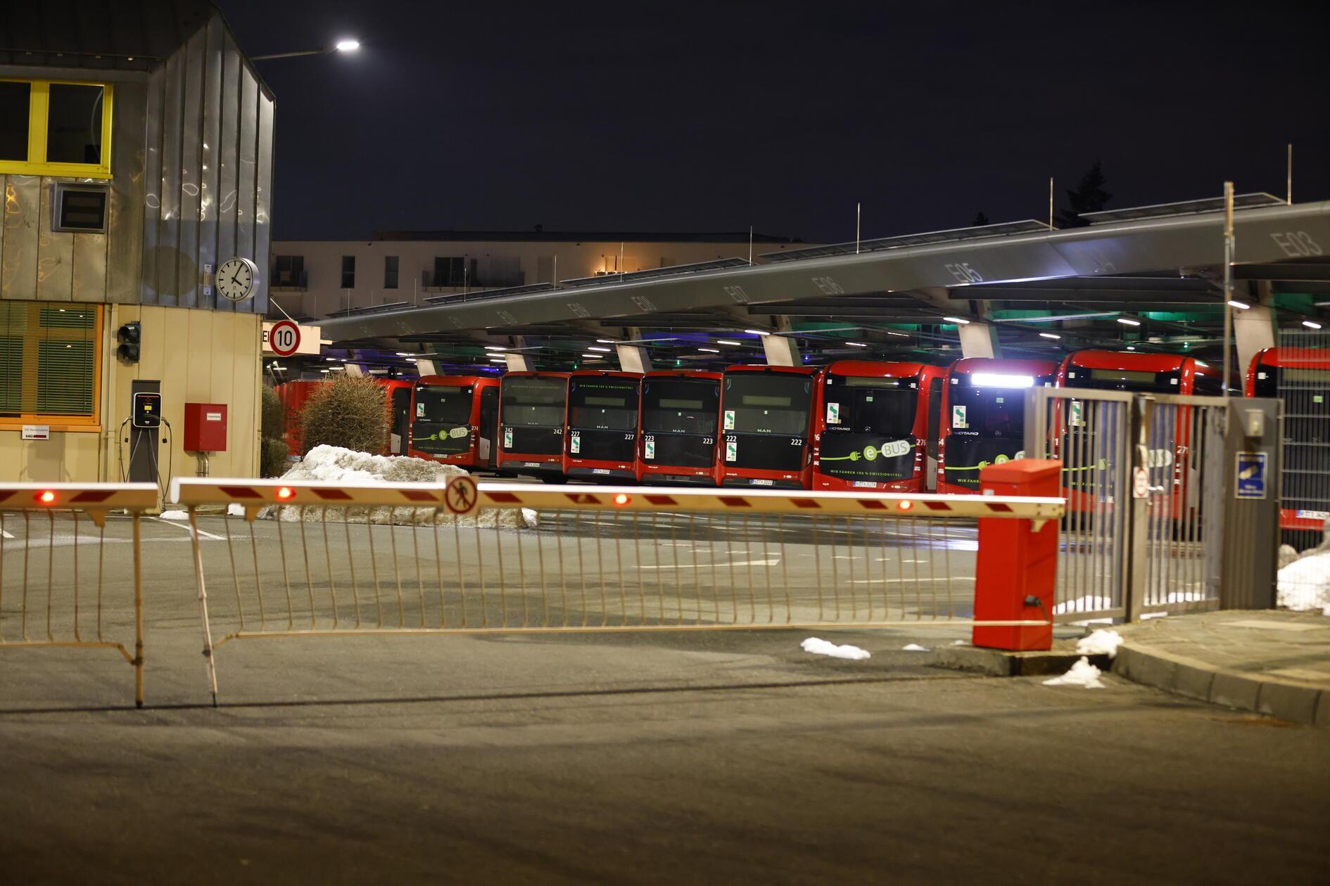 Bundesweit kommt es zu erheblichen Einschränkungen im ÖPNV. Grund dafür ist ein Warnstreik der Gewerkschaft Verdi. Ganztägig sollen die Angestellten ihre Arbeit niederlegen. Wie in vielen anderen Städten rollen auch in Nürnberg am Montagmorgen (02.02.2026) kaum Busse vom Betriebshof der VAG. U-Bahnen stehen still, der Straßenbahnverkehr ist eingestellt und Busse fahren nur im Notbetrieb. Die VAG hat bereits frühzeitig informiert, dass Busse jeweils zur vollen Stunde auf den Nightliner-Linien vom Hauptbahnhof starten. Immerhin ist der Zugverkehr vom Streik nicht betroffen. Ein großen Andrang dürfte somit in den S-Bahnen, wie auch auf den Straßen zu erwarten sein.