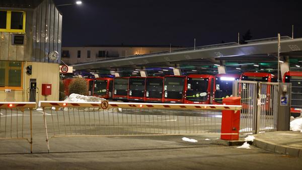 Bundesweit kommt es zu erheblichen Einschränkungen im ÖPNV. Grund dafür ist ein Warnstreik der Gewerkschaft Verdi. Ganztägig sollen die Angestellten ihre Arbeit niederlegen. Wie in vielen anderen Städten rollen auch in Nürnberg am Montagmorgen (02.02.2026) kaum Busse vom Betriebshof der VAG. U-Bahnen stehen still, der Straßenbahnverkehr ist eingestellt und Busse fahren nur im Notbetrieb. Die VAG hat bereits frühzeitig informiert, dass Busse jeweils zur vollen Stunde auf den Nightliner-Linien vom Hauptbahnhof starten. Immerhin ist der Zugverkehr vom Streik nicht betroffen. Ein großen Andrang dürfte somit in den S-Bahnen, wie auch auf den Straßen zu erwarten sein.