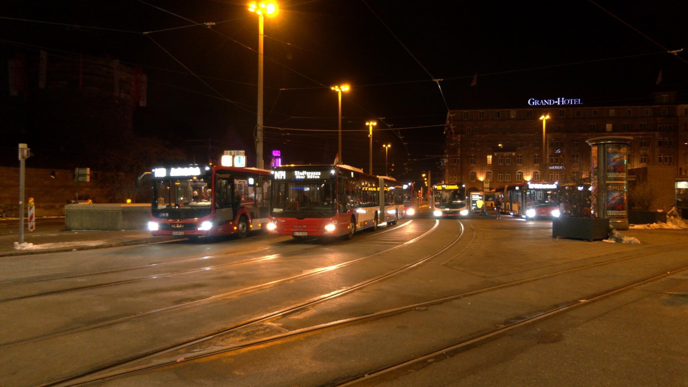 Bundesweit kommt es zu erheblichen Einschränkungen im ÖPNV. Grund dafür ist ein Warnstreik der Gewerkschaft Verdi. Ganztägig sollen die Angestellten ihre Arbeit niederlegen. Wie in vielen anderen Städten rollen auch in Nürnberg am Montagmorgen (02.02.2026) kaum Busse vom Betriebshof der VAG. U-Bahnen stehen still, der Straßenbahnverkehr ist eingestellt und Busse fahren nur im Notbetrieb. Die VAG hat bereits frühzeitig informiert, dass Busse jeweils zur vollen Stunde auf den Nightliner-Linien vom Hauptbahnhof starten. Immerhin ist der Zugverkehr vom Streik nicht betroffen. Ein großen Andrang dürfte somit in den S-Bahnen, wie auch auf den Straßen zu erwarten sein.