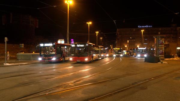 Bundesweit kommt es zu erheblichen Einschränkungen im ÖPNV. Grund dafür ist ein Warnstreik der Gewerkschaft Verdi. Ganztägig sollen die Angestellten ihre Arbeit niederlegen. Wie in vielen anderen Städten rollen auch in Nürnberg am Montagmorgen (02.02.2026) kaum Busse vom Betriebshof der VAG. U-Bahnen stehen still, der Straßenbahnverkehr ist eingestellt und Busse fahren nur im Notbetrieb. Die VAG hat bereits frühzeitig informiert, dass Busse jeweils zur vollen Stunde auf den Nightliner-Linien vom Hauptbahnhof starten. Immerhin ist der Zugverkehr vom Streik nicht betroffen. Ein großen Andrang dürfte somit in den S-Bahnen, wie auch auf den Straßen zu erwarten sein.
