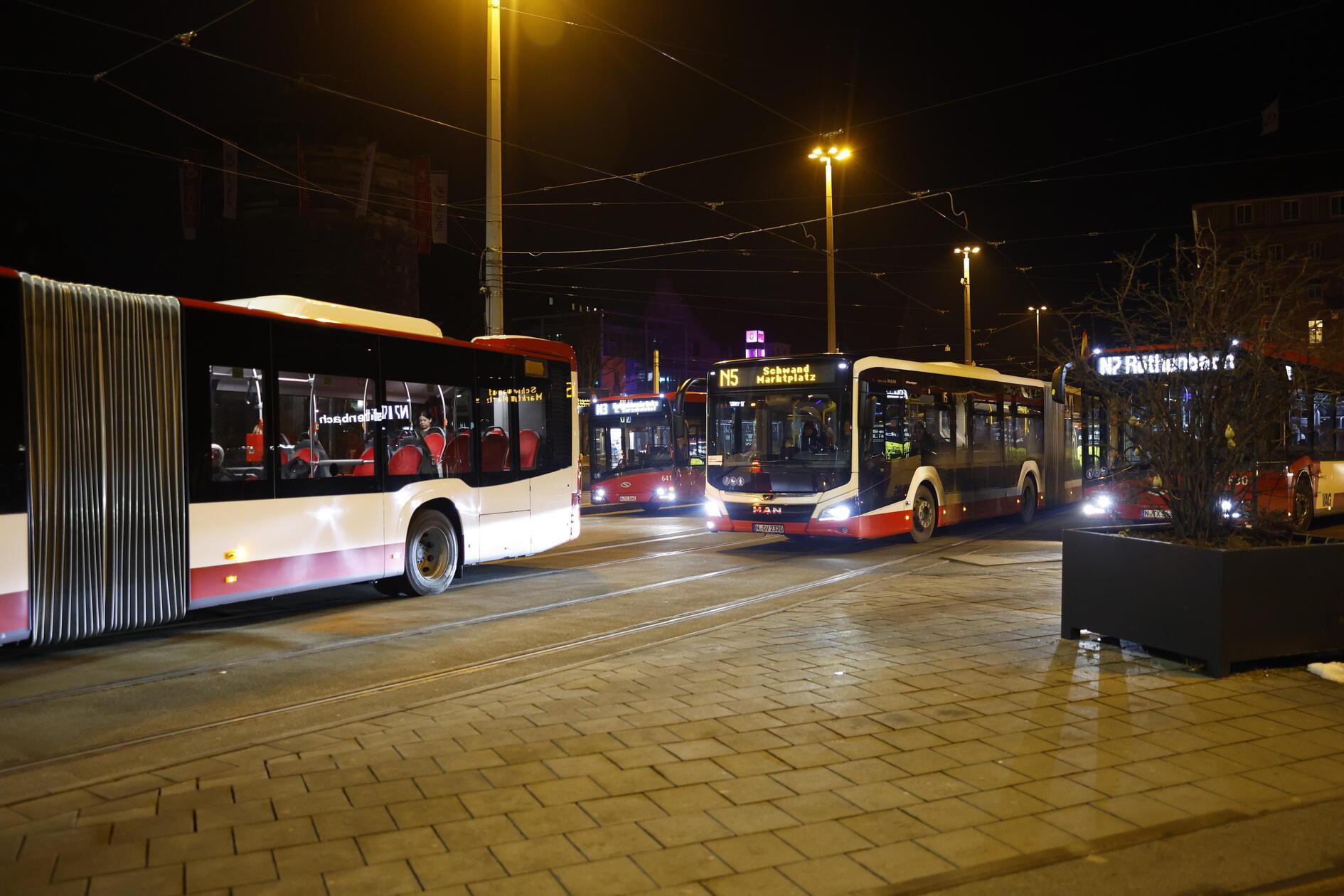 Bundesweit kommt es zu erheblichen Einschränkungen im ÖPNV. Grund dafür ist ein Warnstreik der Gewerkschaft Verdi. Ganztägig sollen die Angestellten ihre Arbeit niederlegen. Wie in vielen anderen Städten rollen auch in Nürnberg am Montagmorgen (02.02.2026) kaum Busse vom Betriebshof der VAG. U-Bahnen stehen still, der Straßenbahnverkehr ist eingestellt und Busse fahren nur im Notbetrieb. Die VAG hat bereits frühzeitig informiert, dass Busse jeweils zur vollen Stunde auf den Nightliner-Linien vom Hauptbahnhof starten. Immerhin ist der Zugverkehr vom Streik nicht betroffen. Ein großen Andrang dürfte somit in den S-Bahnen, wie auch auf den Straßen zu erwarten sein.
