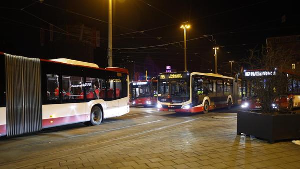 Bundesweit kommt es zu erheblichen Einschränkungen im ÖPNV. Grund dafür ist ein Warnstreik der Gewerkschaft Verdi. Ganztägig sollen die Angestellten ihre Arbeit niederlegen. Wie in vielen anderen Städten rollen auch in Nürnberg am Montagmorgen (02.02.2026) kaum Busse vom Betriebshof der VAG. U-Bahnen stehen still, der Straßenbahnverkehr ist eingestellt und Busse fahren nur im Notbetrieb. Die VAG hat bereits frühzeitig informiert, dass Busse jeweils zur vollen Stunde auf den Nightliner-Linien vom Hauptbahnhof starten. Immerhin ist der Zugverkehr vom Streik nicht betroffen. Ein großen Andrang dürfte somit in den S-Bahnen, wie auch auf den Straßen zu erwarten sein.
