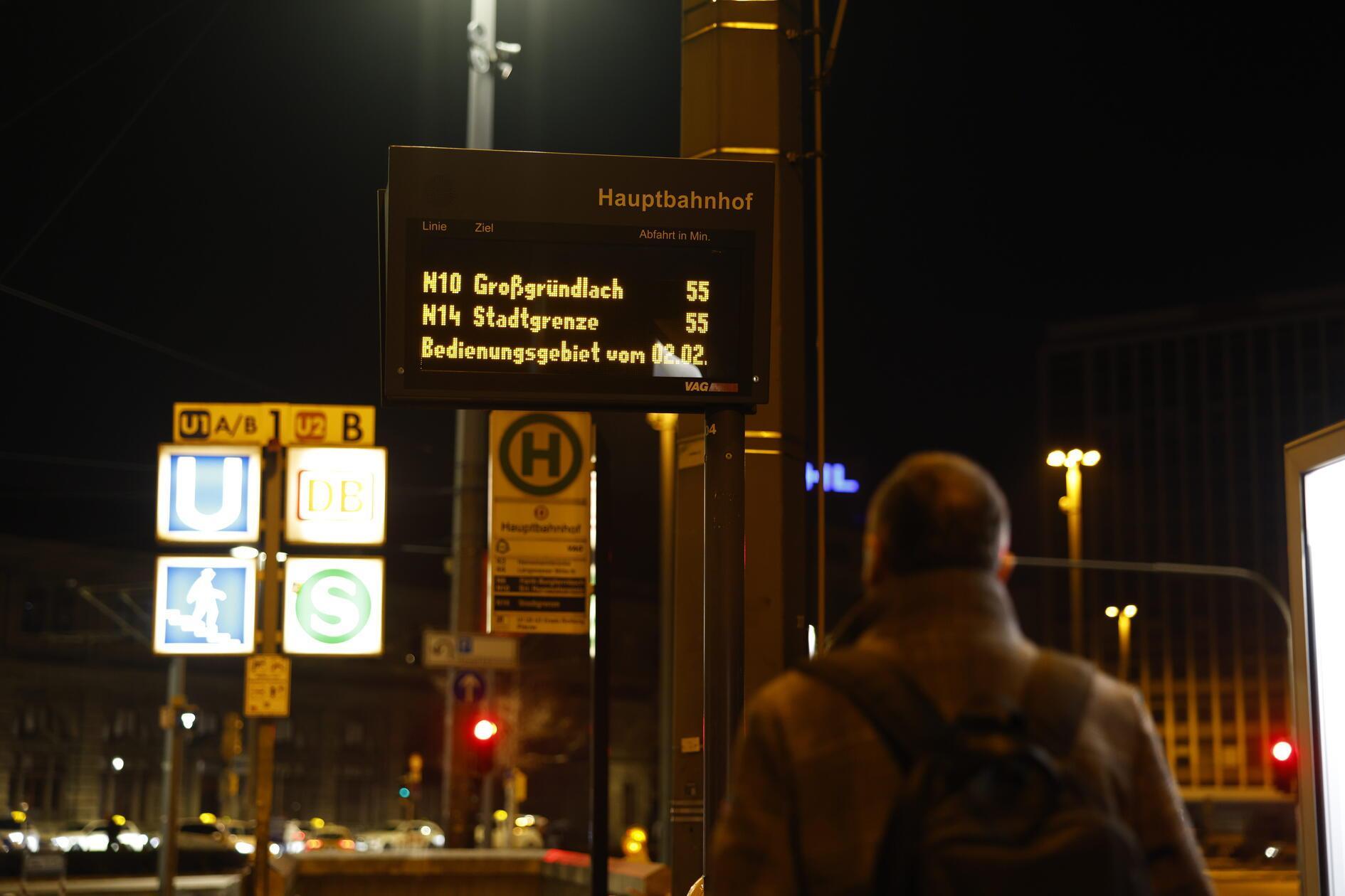 Bundesweit kommt es zu erheblichen Einschränkungen im ÖPNV. Grund dafür ist ein Warnstreik der Gewerkschaft Verdi. Ganztägig sollen die Angestellten ihre Arbeit niederlegen. Wie in vielen anderen Städten rollen auch in Nürnberg am Montagmorgen (02.02.2026) kaum Busse vom Betriebshof der VAG. U-Bahnen stehen still, der Straßenbahnverkehr ist eingestellt und Busse fahren nur im Notbetrieb. Die VAG hat bereits frühzeitig informiert, dass Busse jeweils zur vollen Stunde auf den Nightliner-Linien vom Hauptbahnhof starten. Immerhin ist der Zugverkehr vom Streik nicht betroffen. Ein großen Andrang dürfte somit in den S-Bahnen, wie auch auf den Straßen zu erwarten sein.