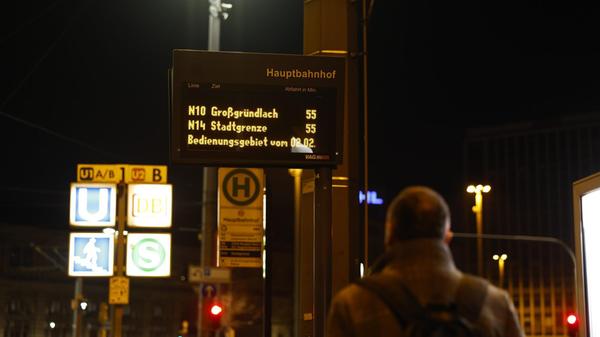 Bundesweit kommt es zu erheblichen Einschränkungen im ÖPNV. Grund dafür ist ein Warnstreik der Gewerkschaft Verdi. Ganztägig sollen die Angestellten ihre Arbeit niederlegen. Wie in vielen anderen Städten rollen auch in Nürnberg am Montagmorgen (02.02.2026) kaum Busse vom Betriebshof der VAG. U-Bahnen stehen still, der Straßenbahnverkehr ist eingestellt und Busse fahren nur im Notbetrieb. Die VAG hat bereits frühzeitig informiert, dass Busse jeweils zur vollen Stunde auf den Nightliner-Linien vom Hauptbahnhof starten. Immerhin ist der Zugverkehr vom Streik nicht betroffen. Ein großen Andrang dürfte somit in den S-Bahnen, wie auch auf den Straßen zu erwarten sein.