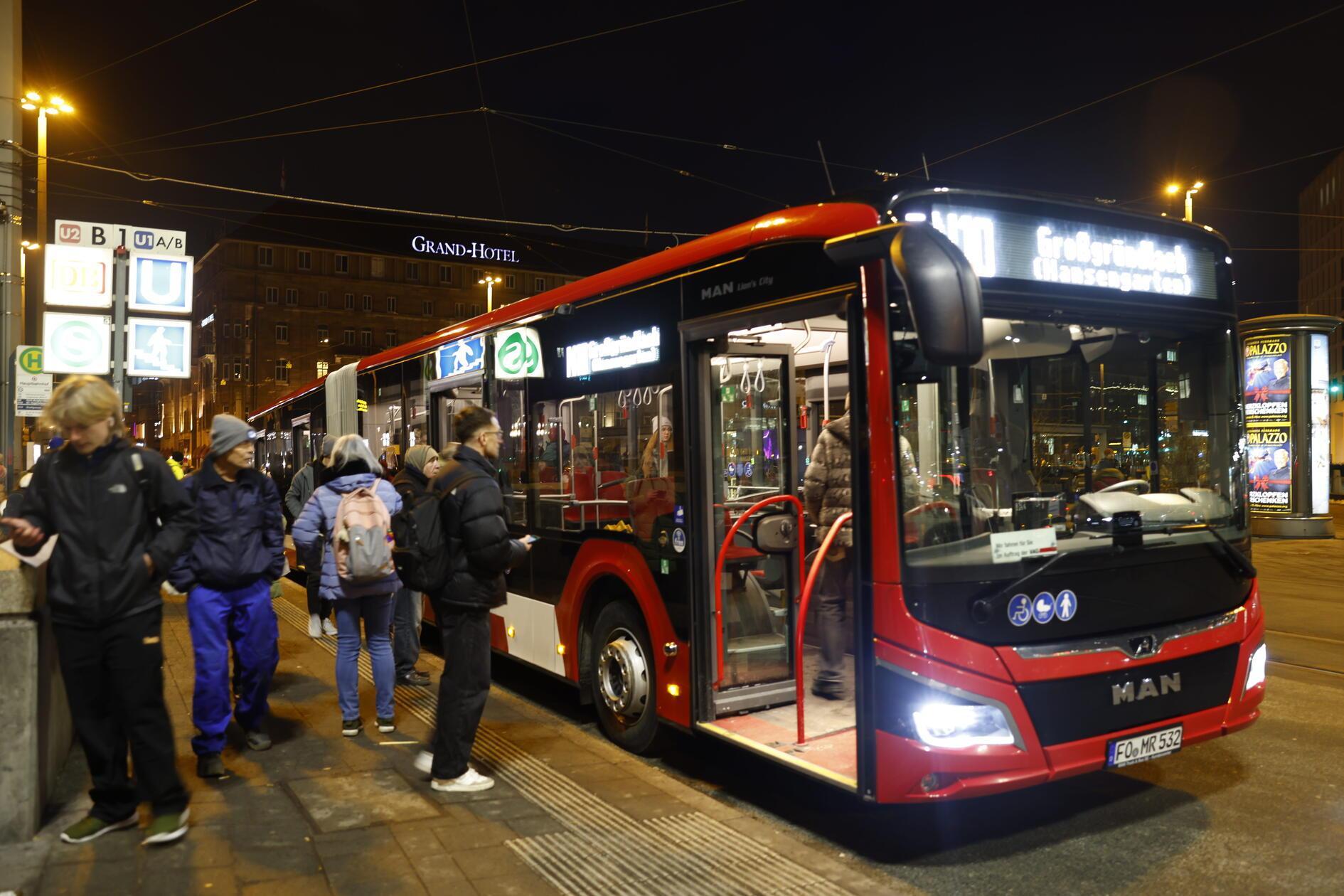 Bundesweit kommt es zu erheblichen Einschränkungen im ÖPNV. Grund dafür ist ein Warnstreik der Gewerkschaft Verdi. Ganztägig sollen die Angestellten ihre Arbeit niederlegen. Wie in vielen anderen Städten rollen auch in Nürnberg am Montagmorgen (02.02.2026) kaum Busse vom Betriebshof der VAG. U-Bahnen stehen still, der Straßenbahnverkehr ist eingestellt und Busse fahren nur im Notbetrieb. Die VAG hat bereits frühzeitig informiert, dass Busse jeweils zur vollen Stunde auf den Nightliner-Linien vom Hauptbahnhof starten. Immerhin ist der Zugverkehr vom Streik nicht betroffen. Ein großen Andrang dürfte somit in den S-Bahnen, wie auch auf den Straßen zu erwarten sein.