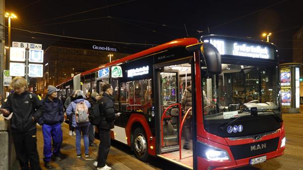 Bundesweit kommt es zu erheblichen Einschränkungen im ÖPNV. Grund dafür ist ein Warnstreik der Gewerkschaft Verdi. Ganztägig sollen die Angestellten ihre Arbeit niederlegen. Wie in vielen anderen Städten rollen auch in Nürnberg am Montagmorgen (02.02.2026) kaum Busse vom Betriebshof der VAG. U-Bahnen stehen still, der Straßenbahnverkehr ist eingestellt und Busse fahren nur im Notbetrieb. Die VAG hat bereits frühzeitig informiert, dass Busse jeweils zur vollen Stunde auf den Nightliner-Linien vom Hauptbahnhof starten. Immerhin ist der Zugverkehr vom Streik nicht betroffen. Ein großen Andrang dürfte somit in den S-Bahnen, wie auch auf den Straßen zu erwarten sein.