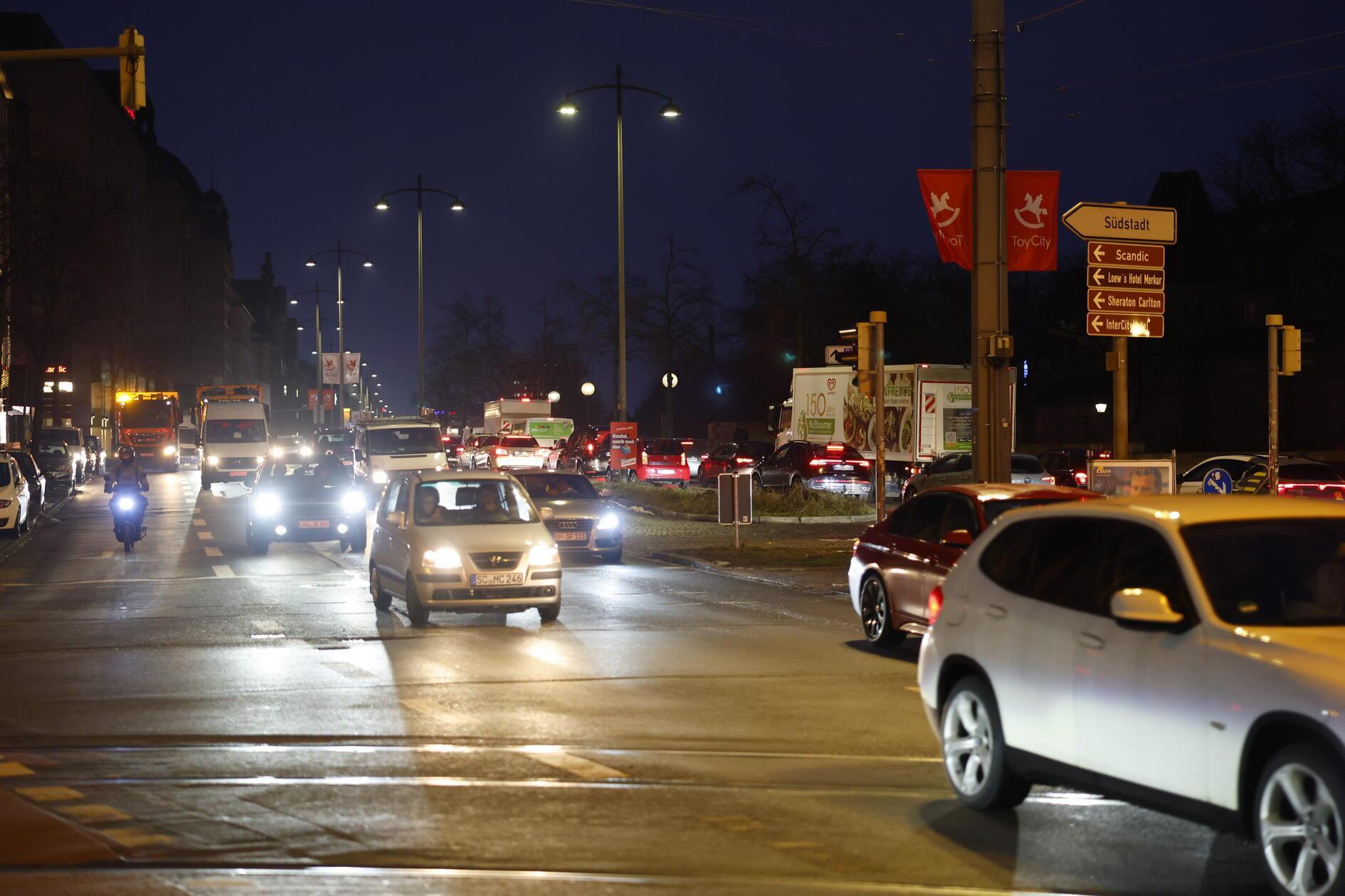 Bundesweit kommt es zu erheblichen Einschränkungen im ÖPNV. Grund dafür ist ein Warnstreik der Gewerkschaft Verdi. Ganztägig sollen die Angestellten ihre Arbeit niederlegen. Wie in vielen anderen Städten rollen auch in Nürnberg am Montagmorgen (02.02.2026) kaum Busse vom Betriebshof der VAG. U-Bahnen stehen still, der Straßenbahnverkehr ist eingestellt und Busse fahren nur im Notbetrieb. Die VAG hat bereits frühzeitig informiert, dass Busse jeweils zur vollen Stunde auf den Nightliner-Linien vom Hauptbahnhof starten. Immerhin ist der Zugverkehr vom Streik nicht betroffen. Ein großen Andrang dürfte somit in den S-Bahnen, wie auch auf den Straßen zu erwarten sein.