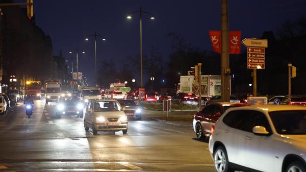 Bundesweit kommt es zu erheblichen Einschränkungen im ÖPNV. Grund dafür ist ein Warnstreik der Gewerkschaft Verdi. Ganztägig sollen die Angestellten ihre Arbeit niederlegen. Wie in vielen anderen Städten rollen auch in Nürnberg am Montagmorgen (02.02.2026) kaum Busse vom Betriebshof der VAG. U-Bahnen stehen still, der Straßenbahnverkehr ist eingestellt und Busse fahren nur im Notbetrieb. Die VAG hat bereits frühzeitig informiert, dass Busse jeweils zur vollen Stunde auf den Nightliner-Linien vom Hauptbahnhof starten. Immerhin ist der Zugverkehr vom Streik nicht betroffen. Ein großen Andrang dürfte somit in den S-Bahnen, wie auch auf den Straßen zu erwarten sein.