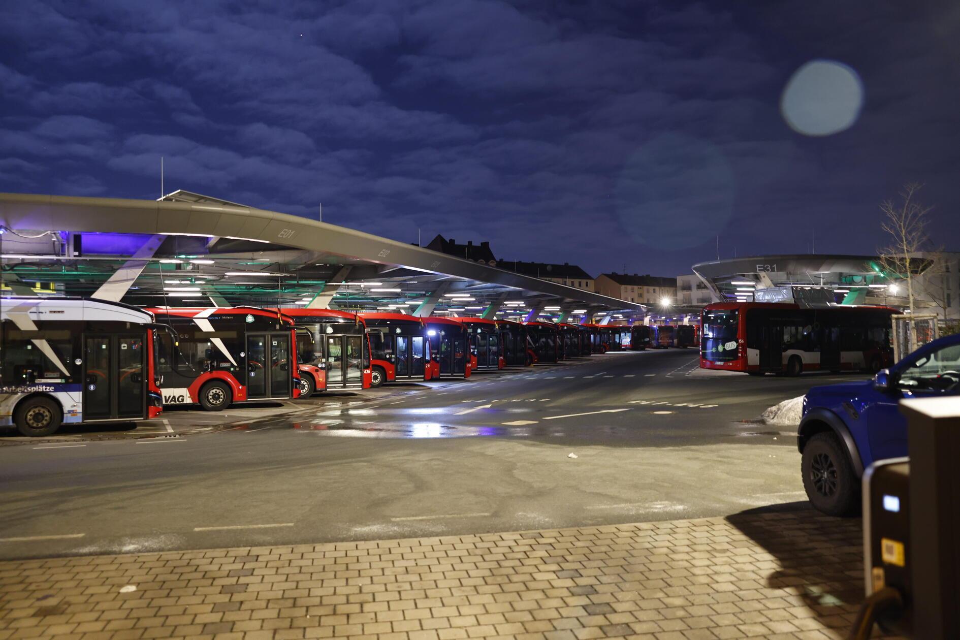 Bundesweit kommt es zu erheblichen Einschränkungen im ÖPNV. Grund dafür ist ein Warnstreik der Gewerkschaft Verdi. Ganztägig sollen die Angestellten ihre Arbeit niederlegen. Wie in vielen anderen Städten rollen auch in Nürnberg am Montagmorgen (02.02.2026) kaum Busse vom Betriebshof der VAG. U-Bahnen stehen still, der Straßenbahnverkehr ist eingestellt und Busse fahren nur im Notbetrieb. Die VAG hat bereits frühzeitig informiert, dass Busse jeweils zur vollen Stunde auf den Nightliner-Linien vom Hauptbahnhof starten. Immerhin ist der Zugverkehr vom Streik nicht betroffen. Ein großen Andrang dürfte somit in den S-Bahnen, wie auch auf den Straßen zu erwarten sein.