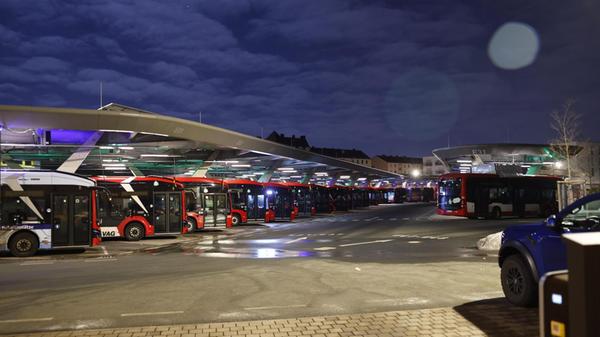 Bundesweit kommt es zu erheblichen Einschränkungen im ÖPNV. Grund dafür ist ein Warnstreik der Gewerkschaft Verdi. Ganztägig sollen die Angestellten ihre Arbeit niederlegen. Wie in vielen anderen Städten rollen auch in Nürnberg am Montagmorgen (02.02.2026) kaum Busse vom Betriebshof der VAG. U-Bahnen stehen still, der Straßenbahnverkehr ist eingestellt und Busse fahren nur im Notbetrieb. Die VAG hat bereits frühzeitig informiert, dass Busse jeweils zur vollen Stunde auf den Nightliner-Linien vom Hauptbahnhof starten. Immerhin ist der Zugverkehr vom Streik nicht betroffen. Ein großen Andrang dürfte somit in den S-Bahnen, wie auch auf den Straßen zu erwarten sein.