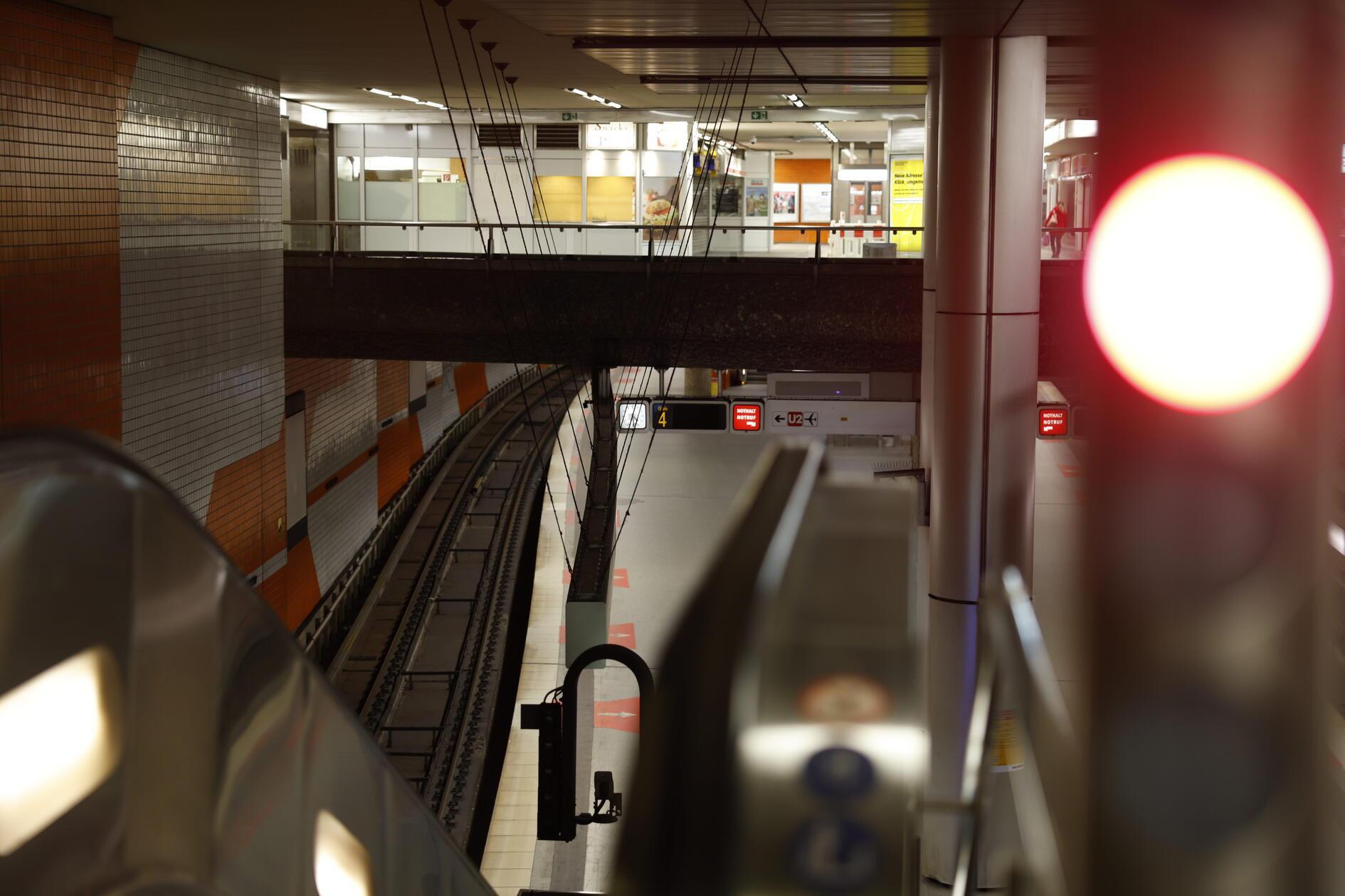 Bundesweit kommt es zu erheblichen Einschränkungen im ÖPNV. Grund dafür ist ein Warnstreik der Gewerkschaft Verdi. Ganztägig sollen die Angestellten ihre Arbeit niederlegen. Wie in vielen anderen Städten rollen auch in Nürnberg am Montagmorgen (02.02.2026) kaum Busse vom Betriebshof der VAG. U-Bahnen stehen still, der Straßenbahnverkehr ist eingestellt und Busse fahren nur im Notbetrieb. Die VAG hat bereits frühzeitig informiert, dass Busse jeweils zur vollen Stunde auf den Nightliner-Linien vom Hauptbahnhof starten. Immerhin ist der Zugverkehr vom Streik nicht betroffen. Ein großen Andrang dürfte somit in den S-Bahnen, wie auch auf den Straßen zu erwarten sein.