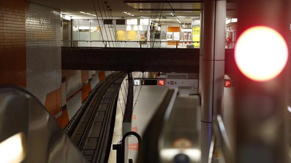 Bundesweit kommt es zu erheblichen Einschränkungen im ÖPNV. Grund dafür ist ein Warnstreik der Gewerkschaft Verdi. Ganztägig sollen die Angestellten ihre Arbeit niederlegen. Wie in vielen anderen Städten rollen auch in Nürnberg am Montagmorgen (02.02.2026) kaum Busse vom Betriebshof der VAG. U-Bahnen stehen still, der Straßenbahnverkehr ist eingestellt und Busse fahren nur im Notbetrieb. Die VAG hat bereits frühzeitig informiert, dass Busse jeweils zur vollen Stunde auf den Nightliner-Linien vom Hauptbahnhof starten. Immerhin ist der Zugverkehr vom Streik nicht betroffen. Ein großen Andrang dürfte somit in den S-Bahnen, wie auch auf den Straßen zu erwarten sein.