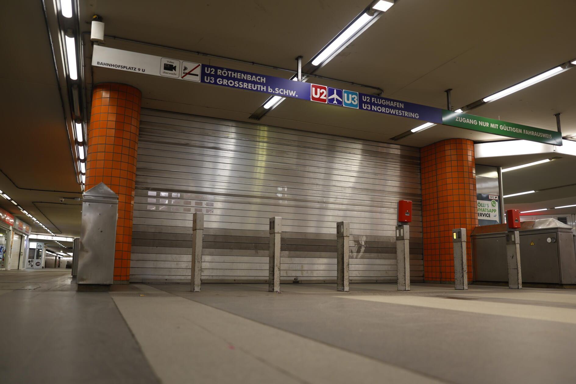 Bundesweit kommt es zu erheblichen Einschränkungen im ÖPNV. Grund dafür ist ein Warnstreik der Gewerkschaft Verdi. Ganztägig sollen die Angestellten ihre Arbeit niederlegen. Wie in vielen anderen Städten rollen auch in Nürnberg am Montagmorgen (02.02.2026) kaum Busse vom Betriebshof der VAG. U-Bahnen stehen still, der Straßenbahnverkehr ist eingestellt und Busse fahren nur im Notbetrieb. Die VAG hat bereits frühzeitig informiert, dass Busse jeweils zur vollen Stunde auf den Nightliner-Linien vom Hauptbahnhof starten. Immerhin ist der Zugverkehr vom Streik nicht betroffen. Ein großen Andrang dürfte somit in den S-Bahnen, wie auch auf den Straßen zu erwarten sein.