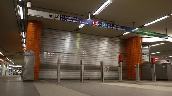 Bundesweit kommt es zu erheblichen Einschränkungen im ÖPNV. Grund dafür ist ein Warnstreik der Gewerkschaft Verdi. Ganztägig sollen die Angestellten ihre Arbeit niederlegen. Wie in vielen anderen Städten rollen auch in Nürnberg am Montagmorgen (02.02.2026) kaum Busse vom Betriebshof der VAG. U-Bahnen stehen still, der Straßenbahnverkehr ist eingestellt und Busse fahren nur im Notbetrieb. Die VAG hat bereits frühzeitig informiert, dass Busse jeweils zur vollen Stunde auf den Nightliner-Linien vom Hauptbahnhof starten. Immerhin ist der Zugverkehr vom Streik nicht betroffen. Ein großen Andrang dürfte somit in den S-Bahnen, wie auch auf den Straßen zu erwarten sein.