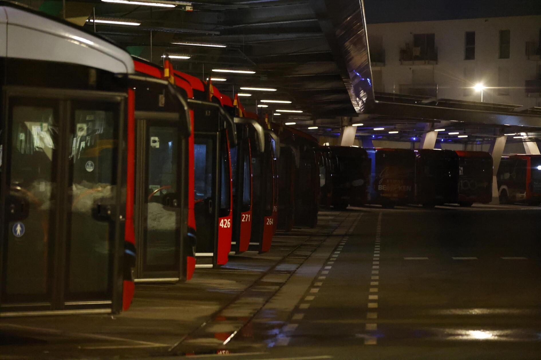 Bundesweit kommt es zu erheblichen Einschränkungen im ÖPNV. Grund dafür ist ein Warnstreik der Gewerkschaft Verdi. Ganztägig sollen die Angestellten ihre Arbeit niederlegen. Wie in vielen anderen Städten rollen auch in Nürnberg am Montagmorgen (02.02.2026) kaum Busse vom Betriebshof der VAG. U-Bahnen stehen still, der Straßenbahnverkehr ist eingestellt und Busse fahren nur im Notbetrieb. Die VAG hat bereits frühzeitig informiert, dass Busse jeweils zur vollen Stunde auf den Nightliner-Linien vom Hauptbahnhof starten. Immerhin ist der Zugverkehr vom Streik nicht betroffen. Ein großen Andrang dürfte somit in den S-Bahnen, wie auch auf den Straßen zu erwarten sein.