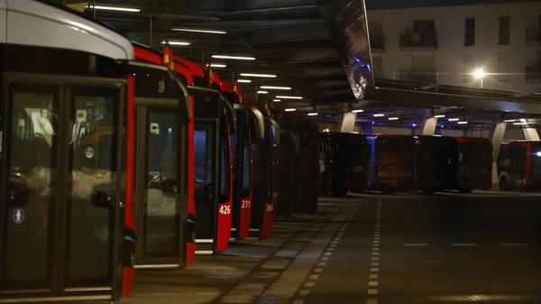 Bundesweit kommt es zu erheblichen Einschränkungen im ÖPNV. Grund dafür ist ein Warnstreik der Gewerkschaft Verdi. Ganztägig sollen die Angestellten ihre Arbeit niederlegen. Wie in vielen anderen Städten rollen auch in Nürnberg am Montagmorgen (02.02.2026) kaum Busse vom Betriebshof der VAG. U-Bahnen stehen still, der Straßenbahnverkehr ist eingestellt und Busse fahren nur im Notbetrieb. Die VAG hat bereits frühzeitig informiert, dass Busse jeweils zur vollen Stunde auf den Nightliner-Linien vom Hauptbahnhof starten. Immerhin ist der Zugverkehr vom Streik nicht betroffen. Ein großen Andrang dürfte somit in den S-Bahnen, wie auch auf den Straßen zu erwarten sein.