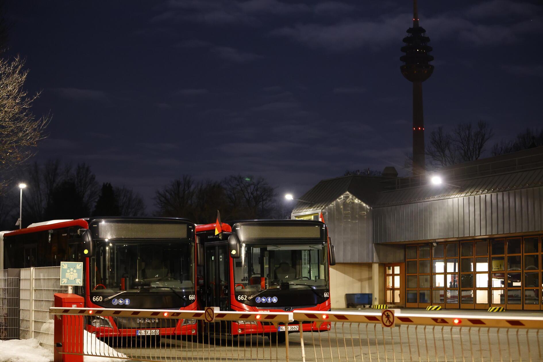 Bundesweit kommt es zu erheblichen Einschränkungen im ÖPNV. Grund dafür ist ein Warnstreik der Gewerkschaft Verdi. Ganztägig sollen die Angestellten ihre Arbeit niederlegen. Wie in vielen anderen Städten rollen auch in Nürnberg am Montagmorgen (02.02.2026) kaum Busse vom Betriebshof der VAG. U-Bahnen stehen still, der Straßenbahnverkehr ist eingestellt und Busse fahren nur im Notbetrieb. Die VAG hat bereits frühzeitig informiert, dass Busse jeweils zur vollen Stunde auf den Nightliner-Linien vom Hauptbahnhof starten. Immerhin ist der Zugverkehr vom Streik nicht betroffen. Ein großen Andrang dürfte somit in den S-Bahnen, wie auch auf den Straßen zu erwarten sein.
