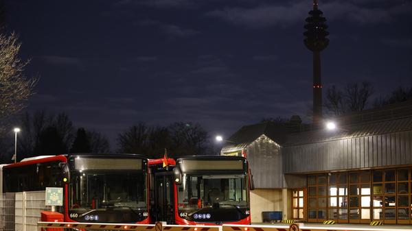 Bundesweit kommt es zu erheblichen Einschränkungen im ÖPNV. Grund dafür ist ein Warnstreik der Gewerkschaft Verdi. Ganztägig sollen die Angestellten ihre Arbeit niederlegen. Wie in vielen anderen Städten rollen auch in Nürnberg am Montagmorgen (02.02.2026) kaum Busse vom Betriebshof der VAG. U-Bahnen stehen still, der Straßenbahnverkehr ist eingestellt und Busse fahren nur im Notbetrieb. Die VAG hat bereits frühzeitig informiert, dass Busse jeweils zur vollen Stunde auf den Nightliner-Linien vom Hauptbahnhof starten. Immerhin ist der Zugverkehr vom Streik nicht betroffen. Ein großen Andrang dürfte somit in den S-Bahnen, wie auch auf den Straßen zu erwarten sein.
