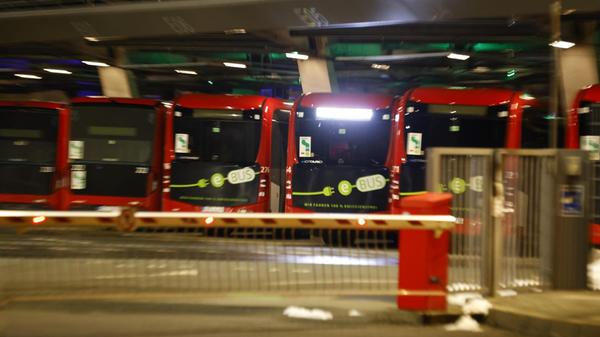 Bundesweit kommt es zu erheblichen Einschränkungen im ÖPNV. Grund dafür ist ein Warnstreik der Gewerkschaft Verdi. Ganztägig sollen die Angestellten ihre Arbeit niederlegen. Wie in vielen anderen Städten rollen auch in Nürnberg am Montagmorgen (02.02.2026) kaum Busse vom Betriebshof der VAG. U-Bahnen stehen still, der Straßenbahnverkehr ist eingestellt und Busse fahren nur im Notbetrieb. Die VAG hat bereits frühzeitig informiert, dass Busse jeweils zur vollen Stunde auf den Nightliner-Linien vom Hauptbahnhof starten. Immerhin ist der Zugverkehr vom Streik nicht betroffen. Ein großen Andrang dürfte somit in den S-Bahnen, wie auch auf den Straßen zu erwarten sein.