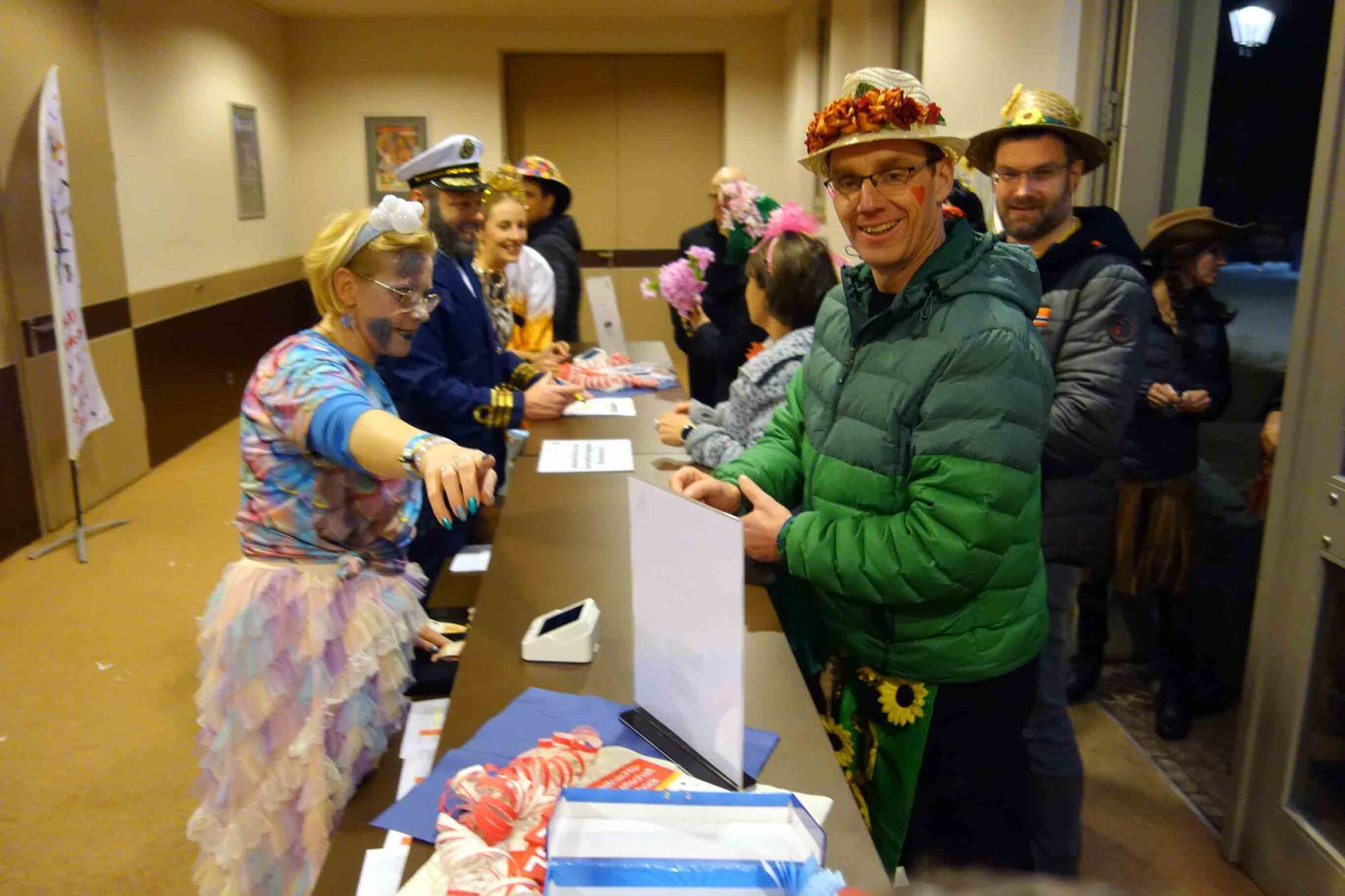 Gem-se-Baywatch-und-Wahnsinns-Stimmung-Bilder-von-der-Ultimativen-Faschingsparty