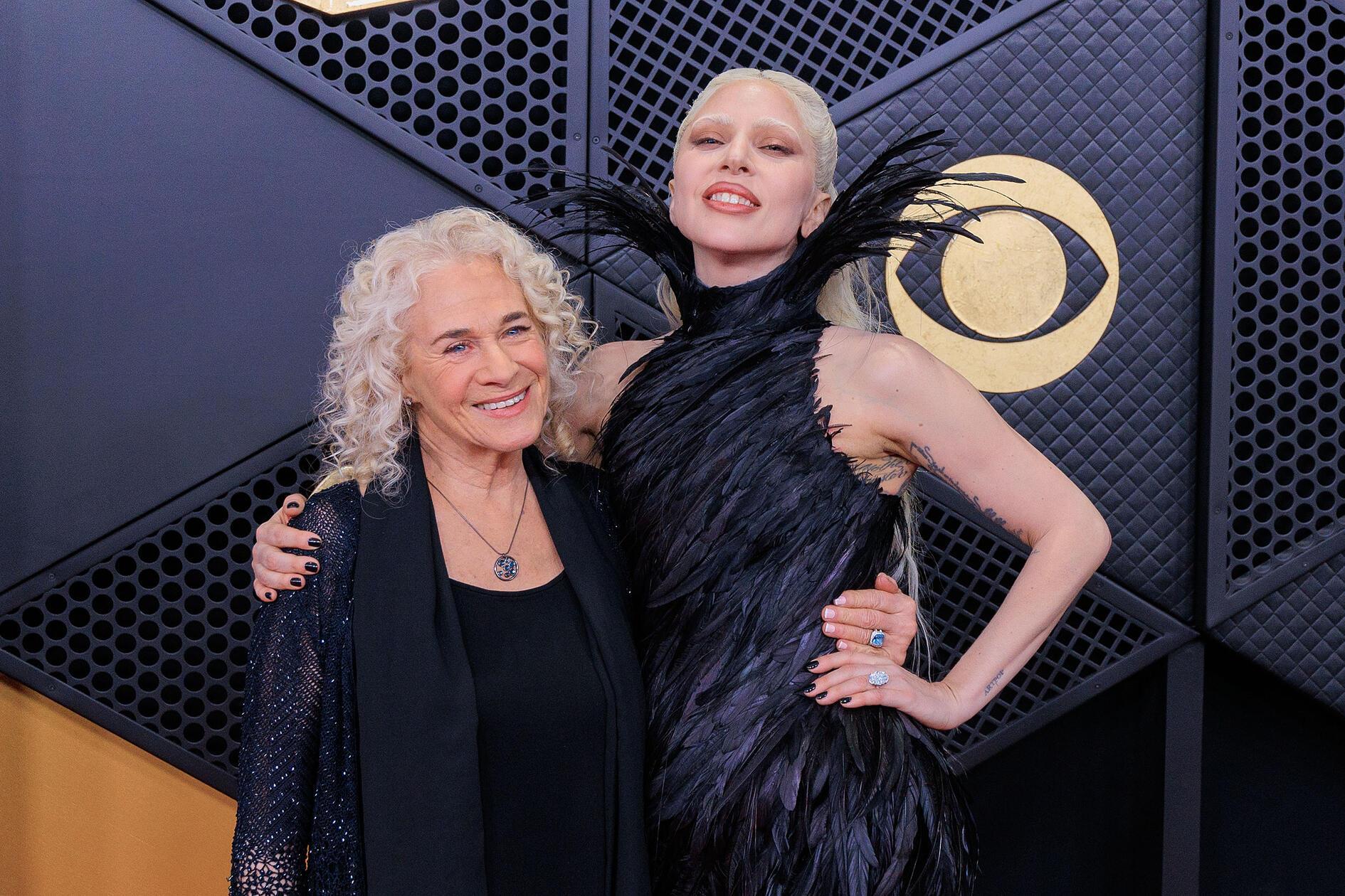 Lady Gaga (hier mit Carol King) präsentierte sich in einer schwarzen Federkreation von Matières Fécales.