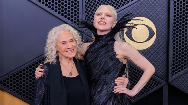Lady Gaga (hier mit Carol King) präsentierte sich in einer schwarzen Federkreation von Matières Fécales.