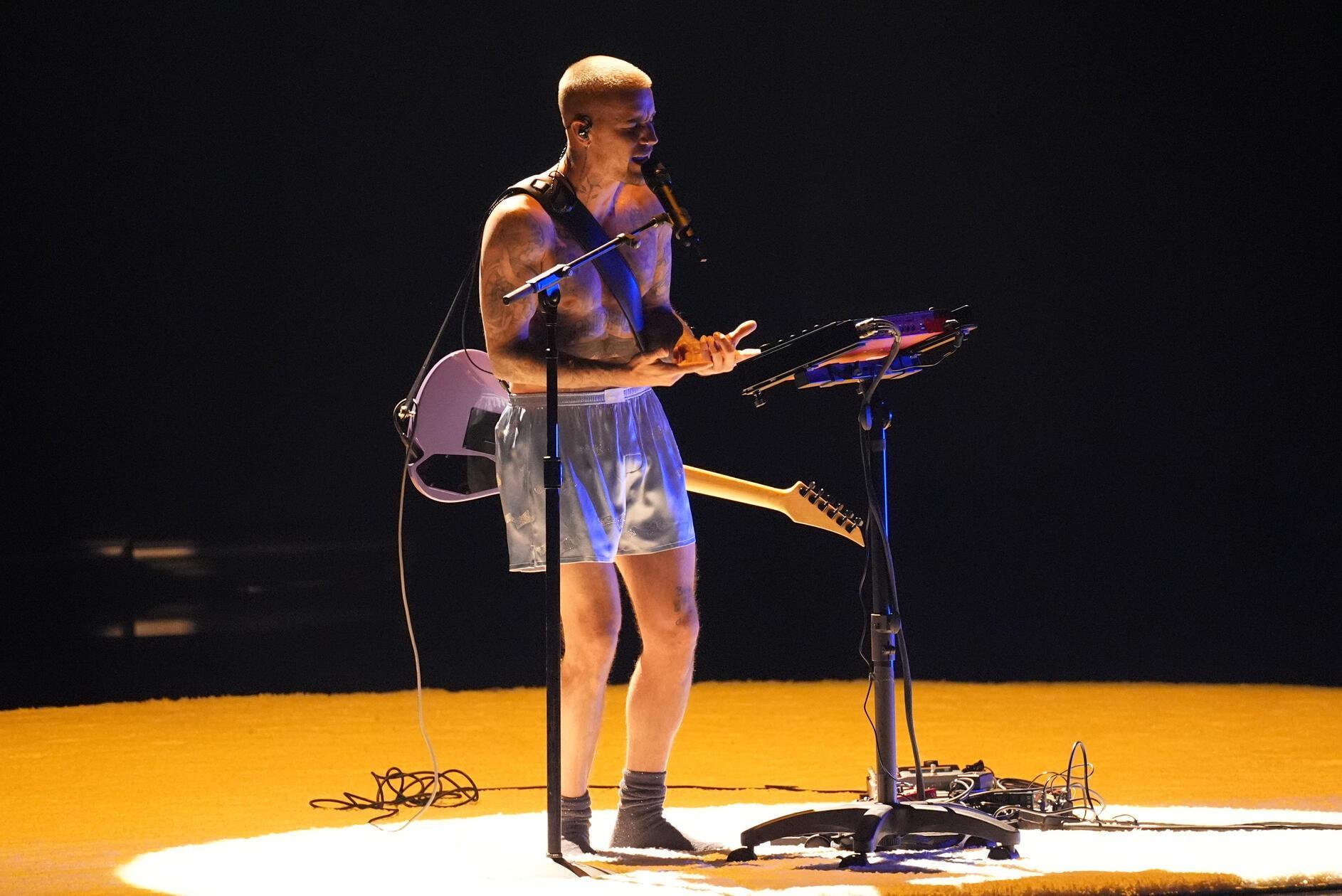Justin Bieber performte den Song "Yukon" später nur in Boxershorts und Socken. Ausgezeichnet wurde er für sein Album "Swag".