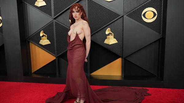Es war wohl eines der aufregensten Outfits des Abends: Fast nackt geht Chappell Roan über den Grammy-Teppich. Nur zwei kleine Piercings halten ihr Kleid am Oberkörper.