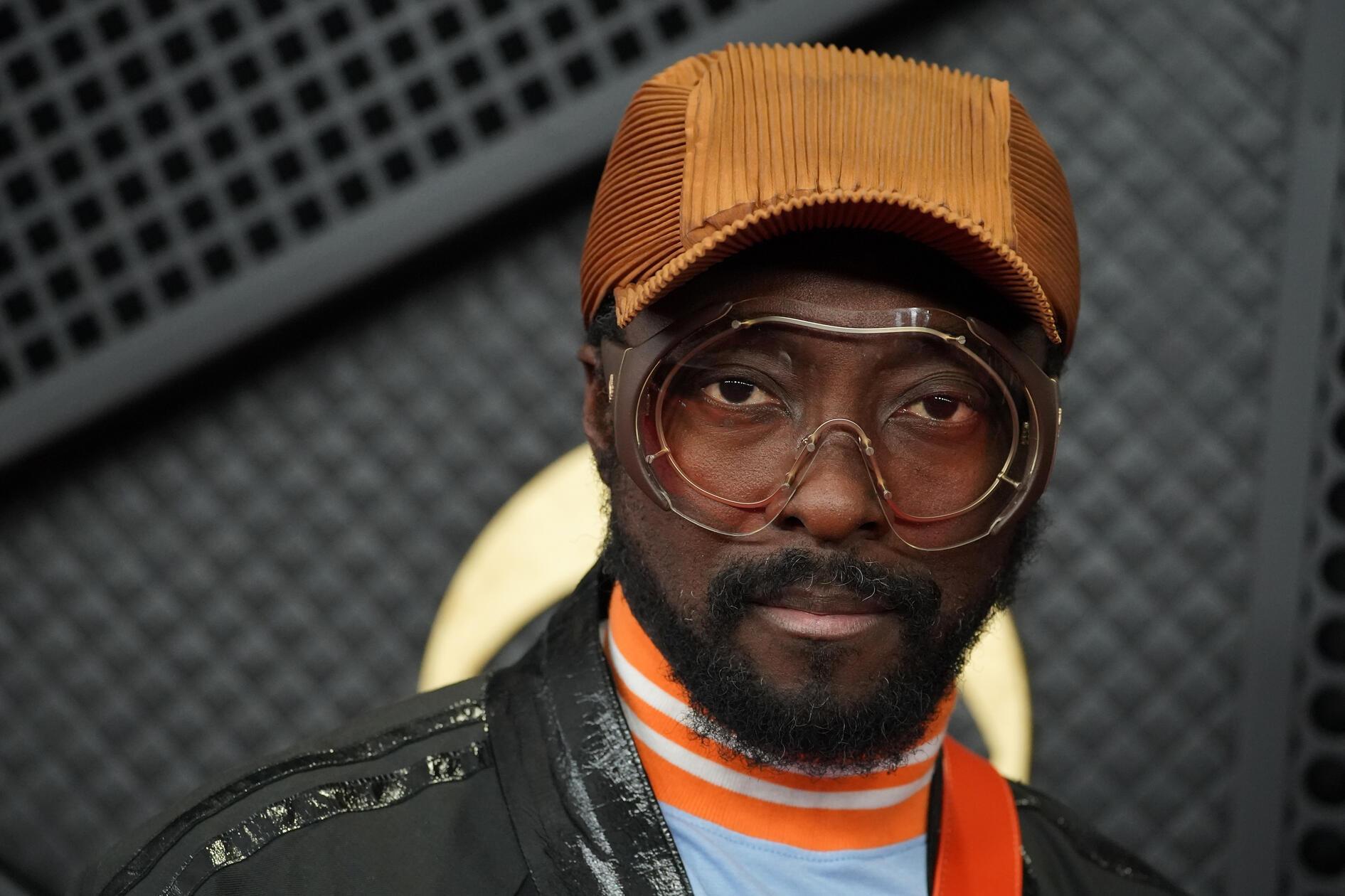 will.i.am zieht auf dem roten Teppich die Blicke vor allem mit seiner Brille auf sich.