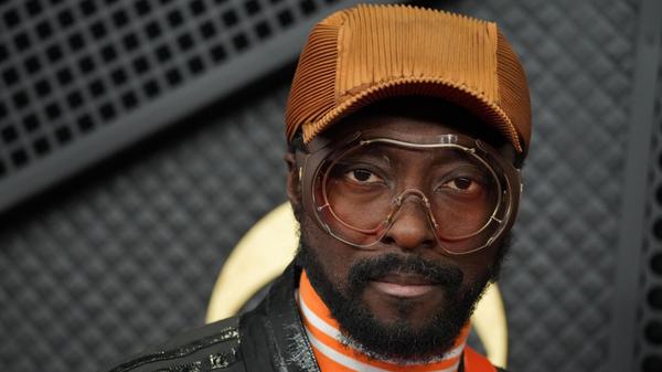 will.i.am zieht auf dem roten Teppich die Blicke vor allem mit seiner Brille auf sich.