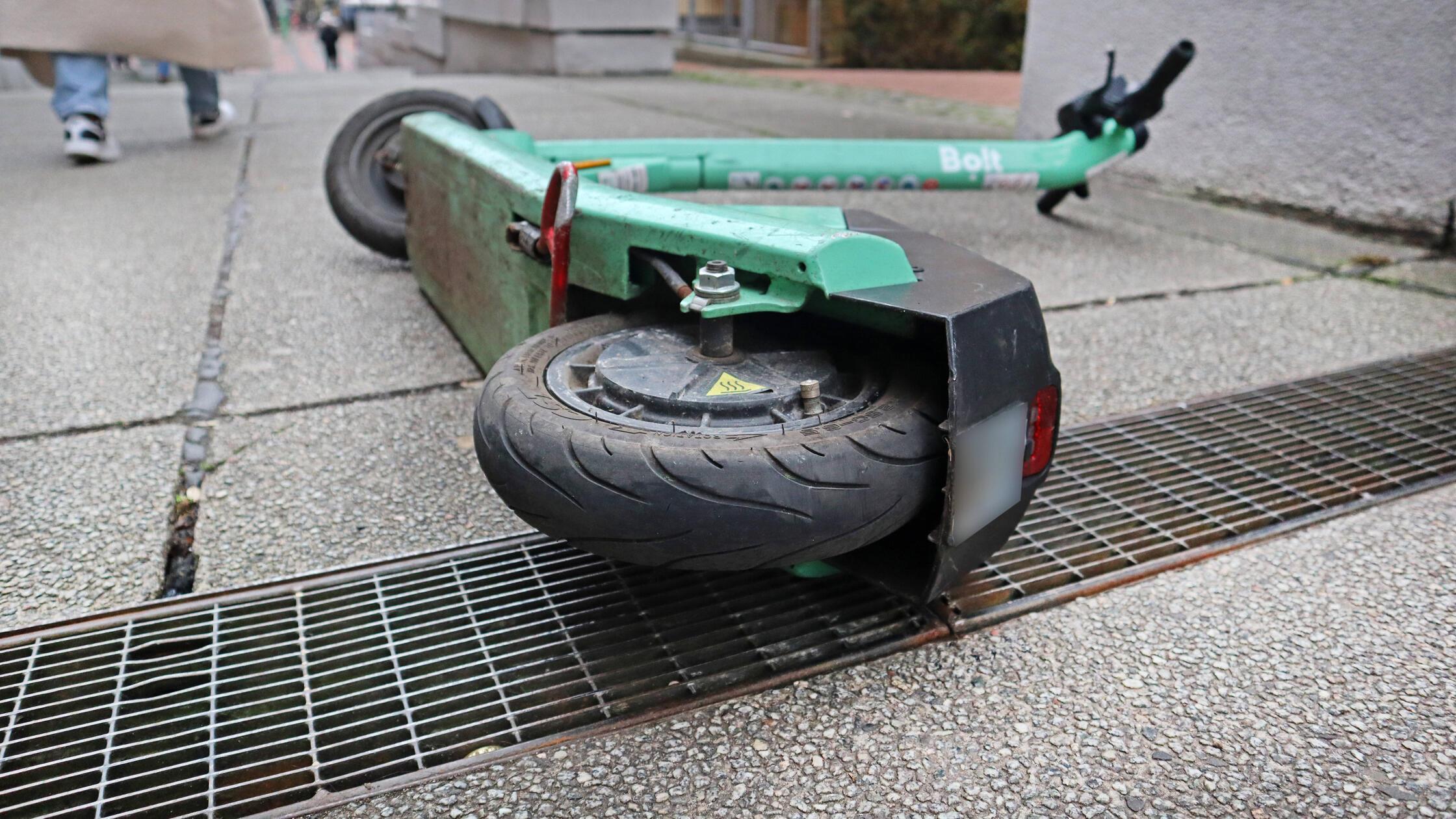 Lkw-Fahrer-bersieht-Sch-lerin-auf-ihrem-E-Scooter-und-f-hrt-einfach-weiter