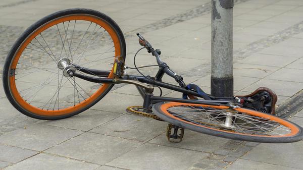 Ein umgestürztes Fahrrad mit orangefarbenen Akzent