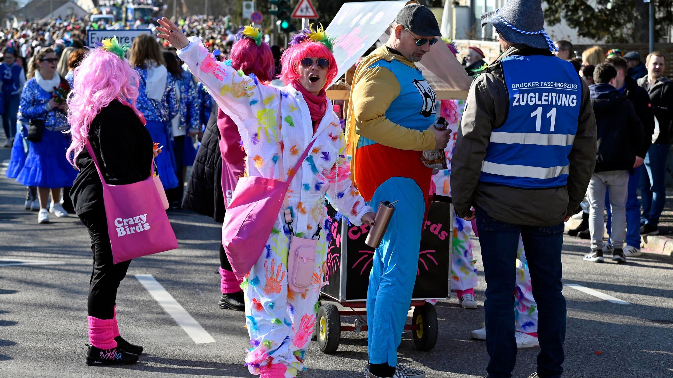 Erlangen: Bei strahlendem Sonnensschein präsentier