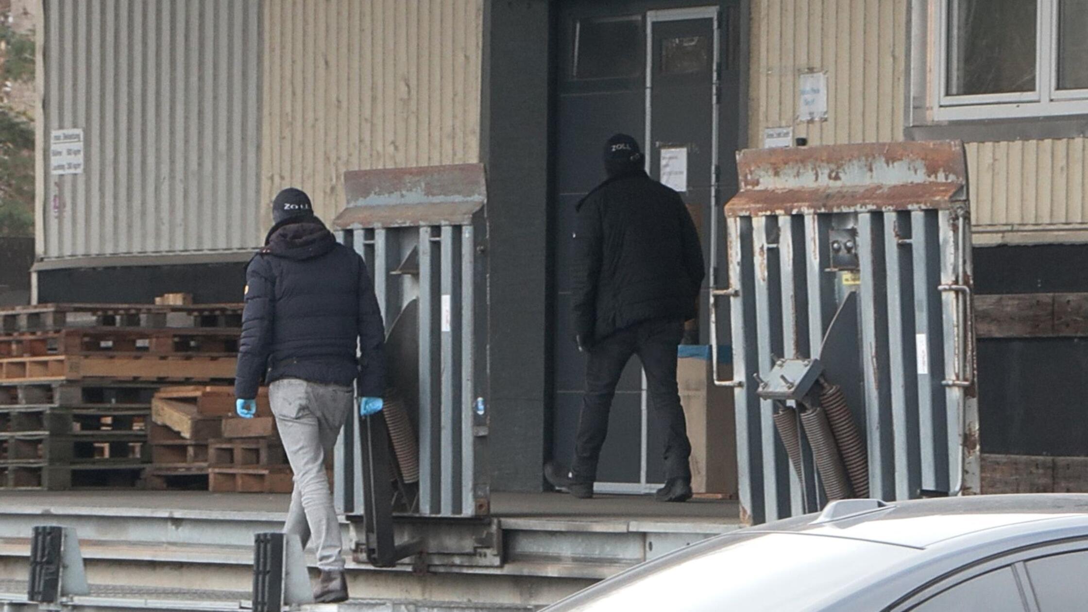 Zollmitarbeiter durchsuchen Gebäude im Zusammenhan
